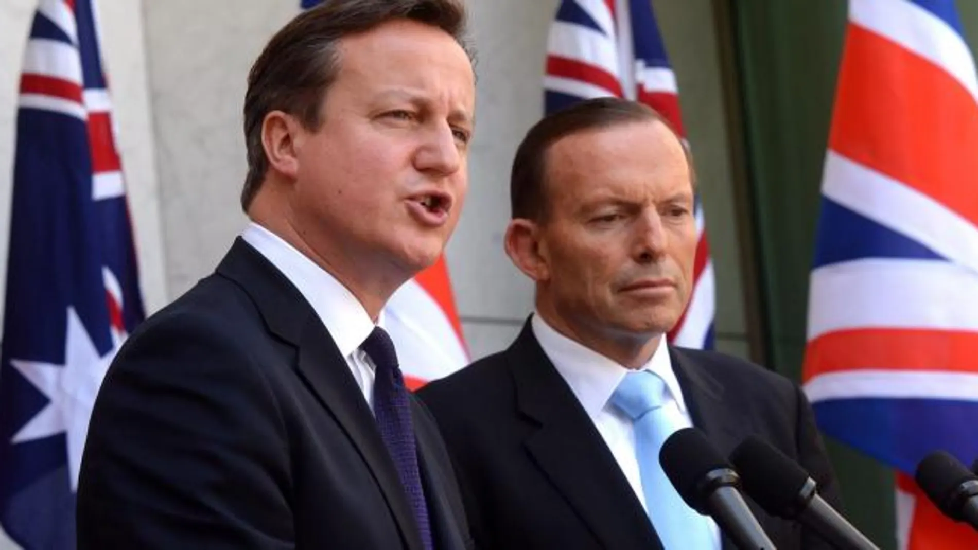 El primer ministro británico, David Cameron (i), y su homólogo australiano, Tony Abbott.