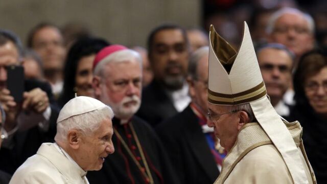 El Papa Francisco saluda al Papa emérito Benedicto XVI