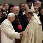 El Papa Francisco saluda al Papa emérito Benedicto XVI