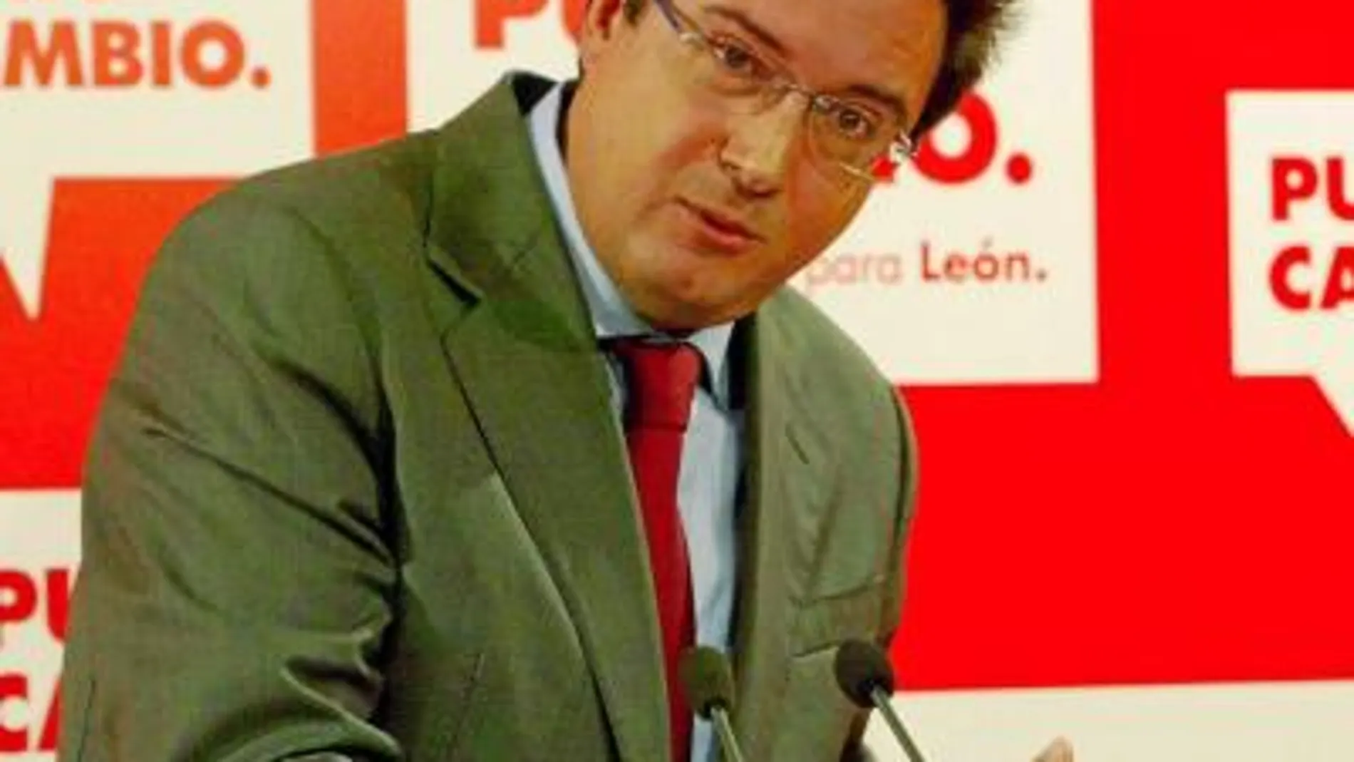 Óscar López contesta las preguntas d elos periodistas en la rueda de prensa posterior a la Ejecutiva Permanente del PSOE regional
