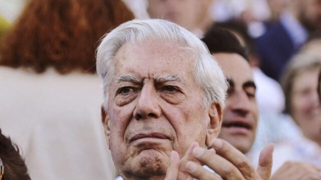 Vargas Llosa, durante un festejo de la pasada Feria de Abril en La Maestranza