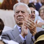 Vargas Llosa, durante un festejo de la pasada Feria de Abril en La Maestranza