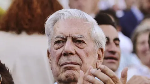 Vargas Llosa, durante un festejo de la pasada Feria de Abril en La Maestranza