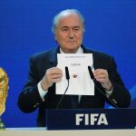 Blatter mostrando la elección de Qatar para el mundial 2022.
