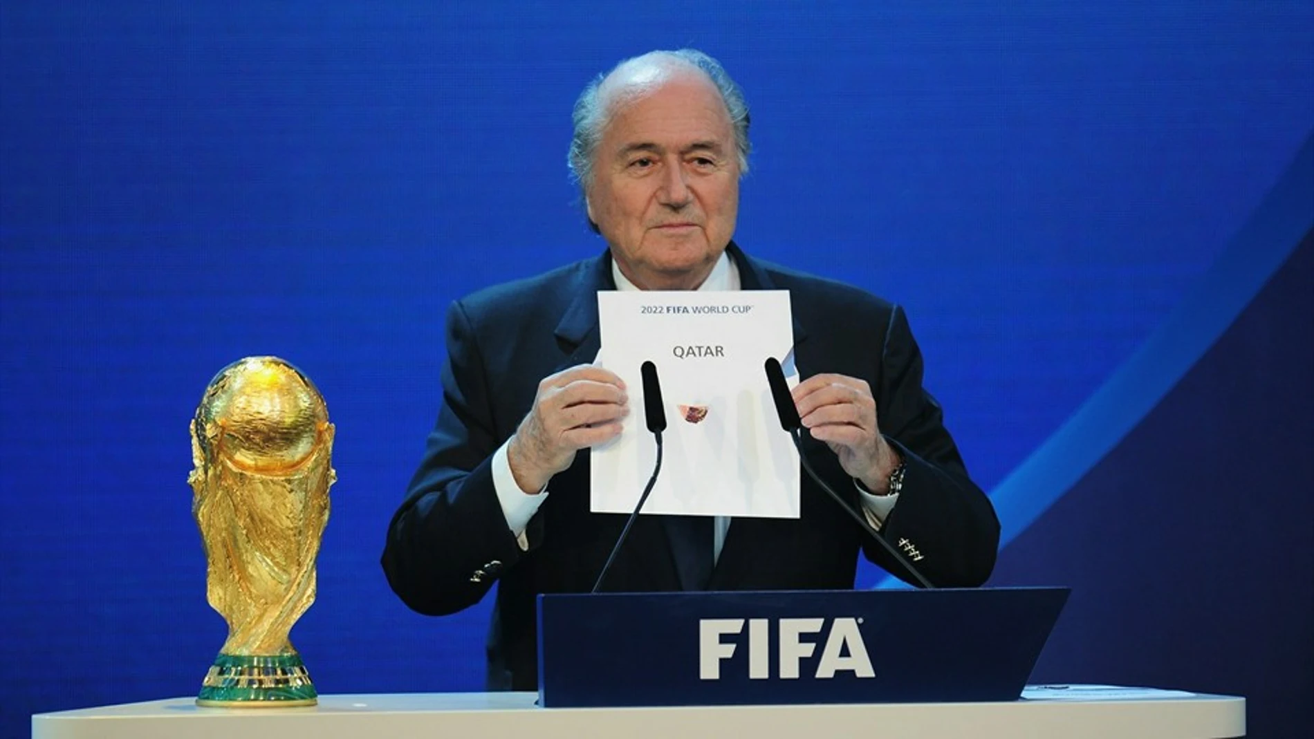 Blatter mostrando la elección de Qatar para el mundial 2022.
