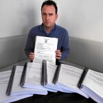Daniel Portero, presidente de Dignidad y Justicia, con la documentación remitida a la ONU