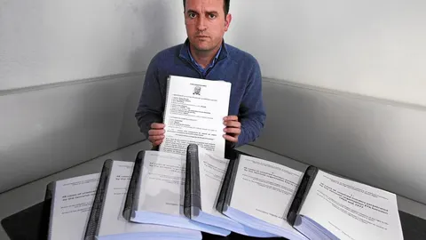 Daniel Portero, presidente de Dignidad y Justicia, con la documentación remitida a la ONU
