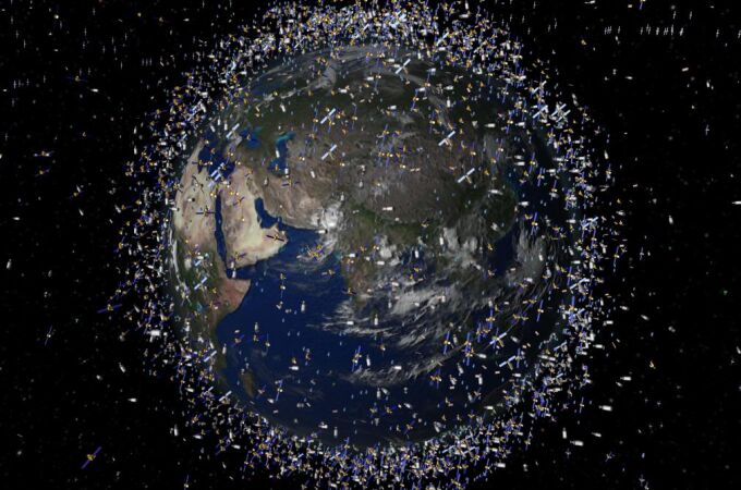 La humanidad ha generado numerosa basura espacial. En la imagen, recreación realizada por la Agencia Espacial Europea