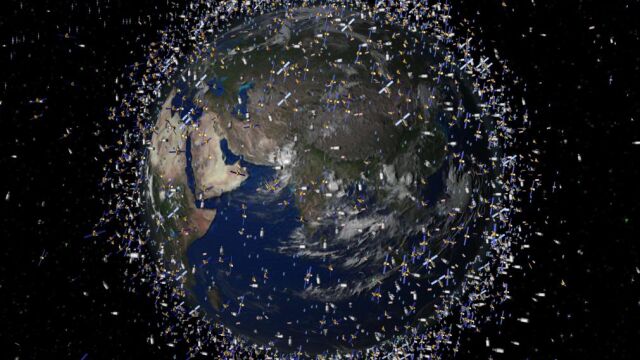 La humanidad ha generado numerosa basura espacial. En la imagen, recreación realizada por la Agencia Espacial Europea