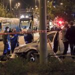 Policías israelíes examinan un vehículo en el lugar donde éste embistió a un grupo de personas, lo que se cree fue un ataque terrorista, en Jerusalén.