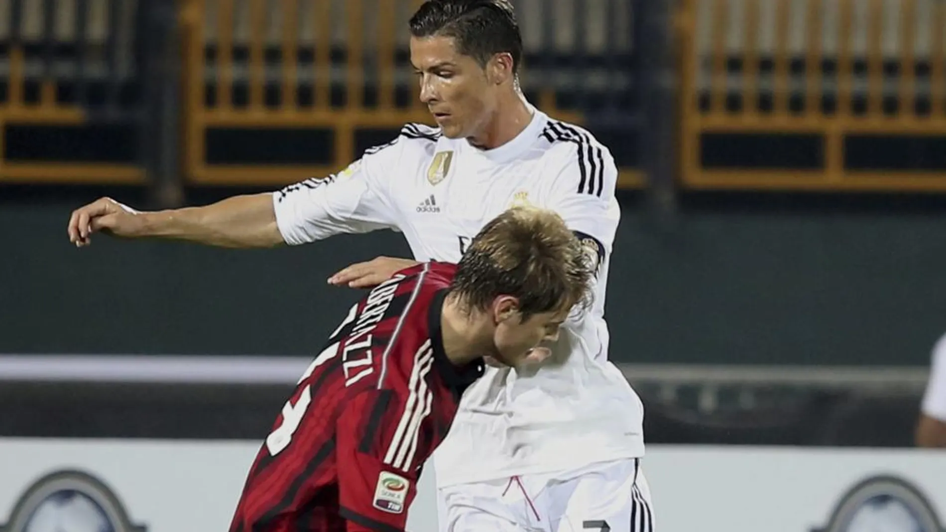 Cristiano Ronaldo lucha por un balón con Albertazzi.