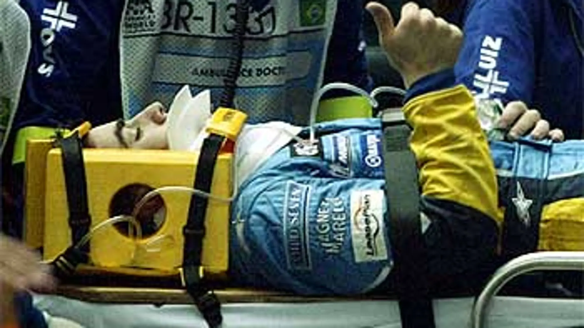 Fernando Alonso, en camilla inmovilizado, tras uno de sus accidentes como piloto de Fórmula 1