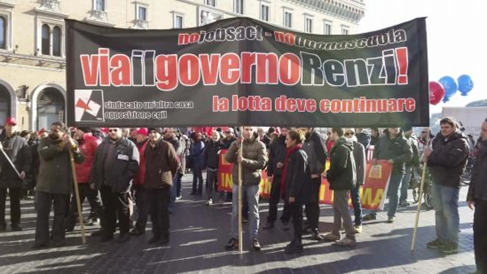 Manifestantes en las calles de Roma, donde el transporte es el más afectado esta mañana en la primera huelga general que afronta el Gobierno de Matteo Renzi