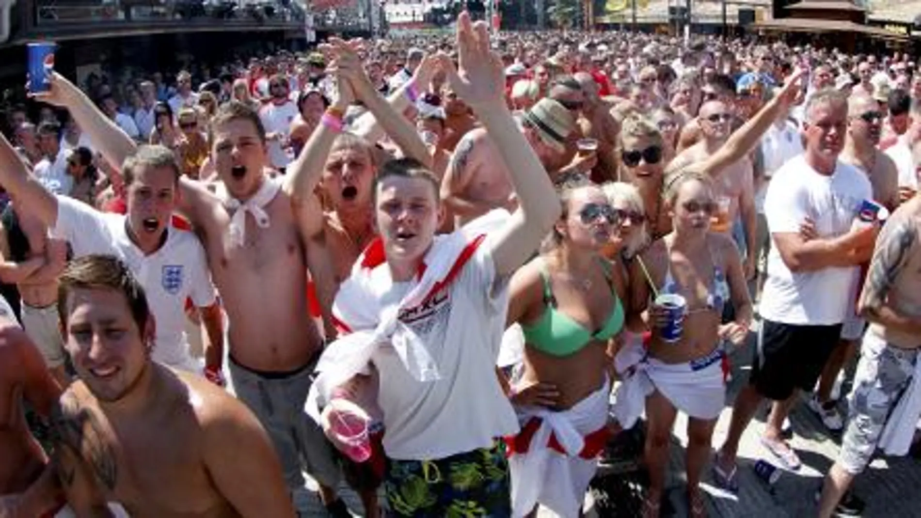 Bauzá ha subrayado la apuesta de su gobierno por un turismo de excelencia en el que no tienen cabida ni las prácticas de la calle Punta Ballena de Magaluf.