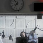 Un presentador de la emisora pública durante el primer programa de radio que se emitió ayer tras la reapertura del ente público. Los salarios serán renegociados