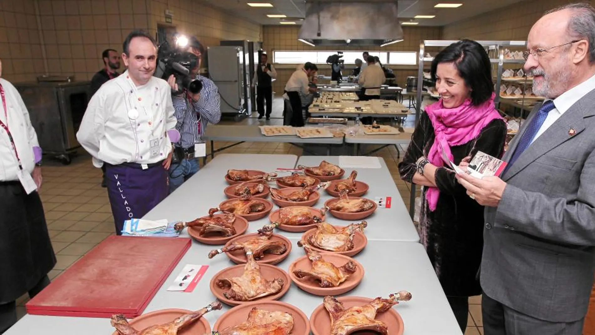 León de la Riva y Mercedes Cantalapiedra dialogan con los cocineros que han elaborado el almuerzo en Madrid Fusión