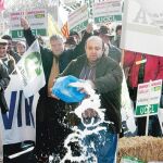 Ganaderos manifestándose frente al Ministerio de Agricultura