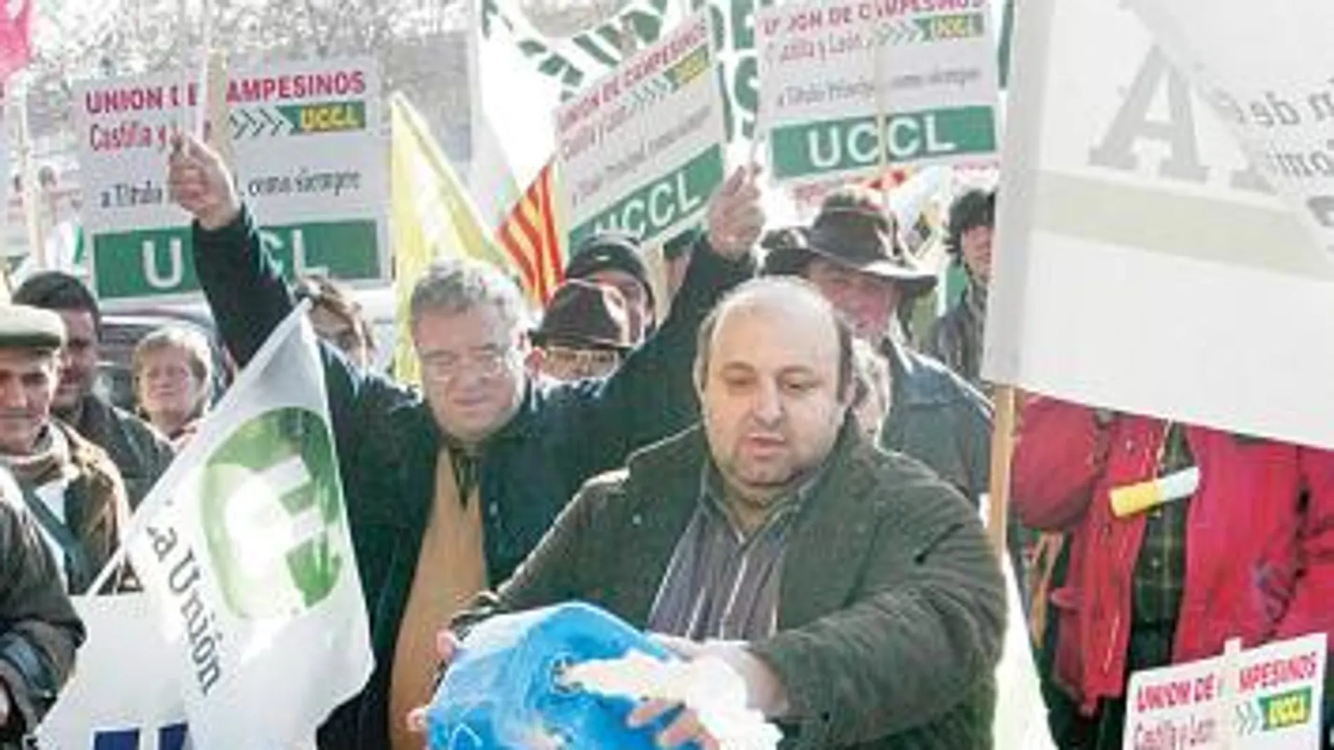 Ganaderos manifestándose frente al Ministerio de Agricultura