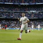 El centrocampista colombiano del Real Madrid James Rodríguez celebra el gol que ha marcado