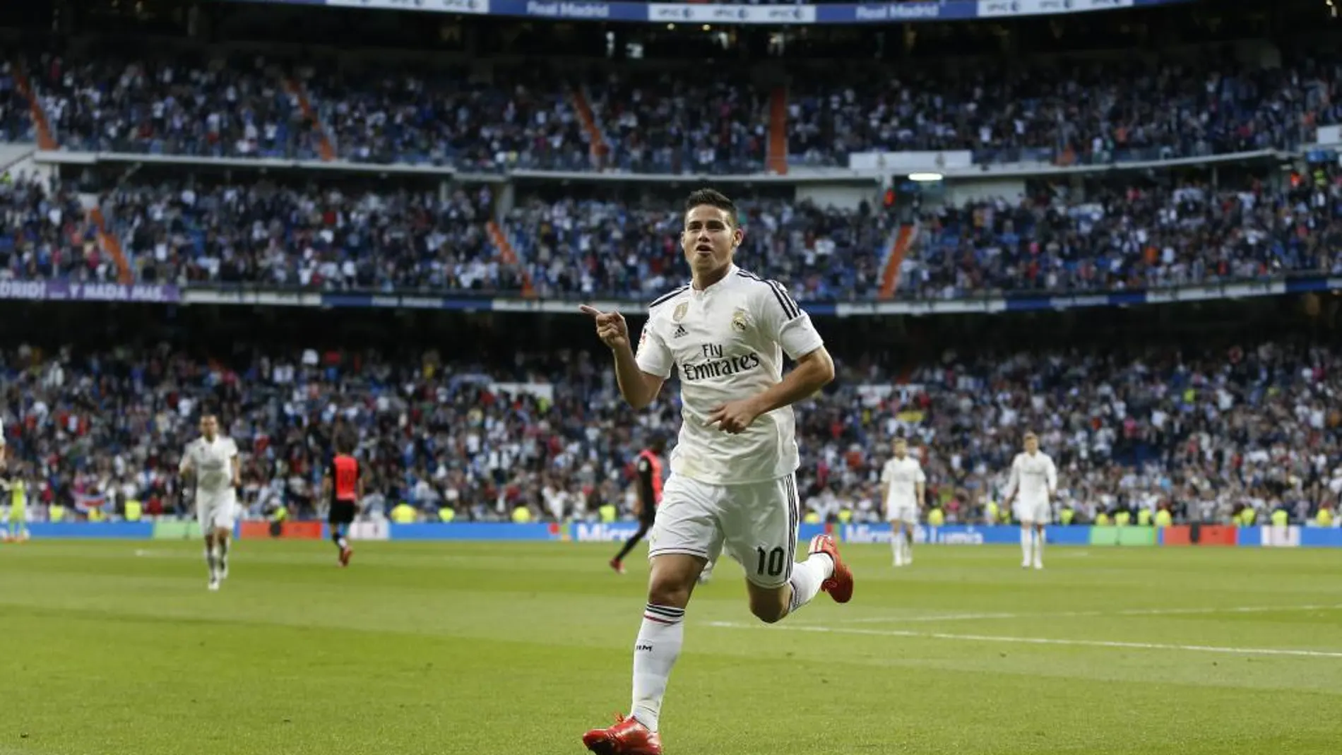 El centrocampista colombiano del Real Madrid James Rodríguez celebra el gol que ha marcado