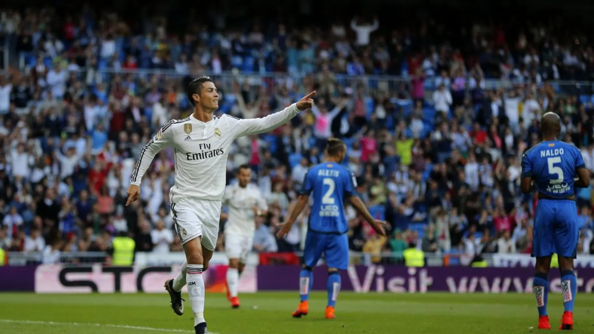 El jugador Cristiano Ronaldo celebra uno de los goles marcados al Getafe