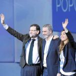 El líder de Sociedad Civil, Josep Ramón Bosch, entre Mariano Rajoy y Alicia Sánchez Camacho