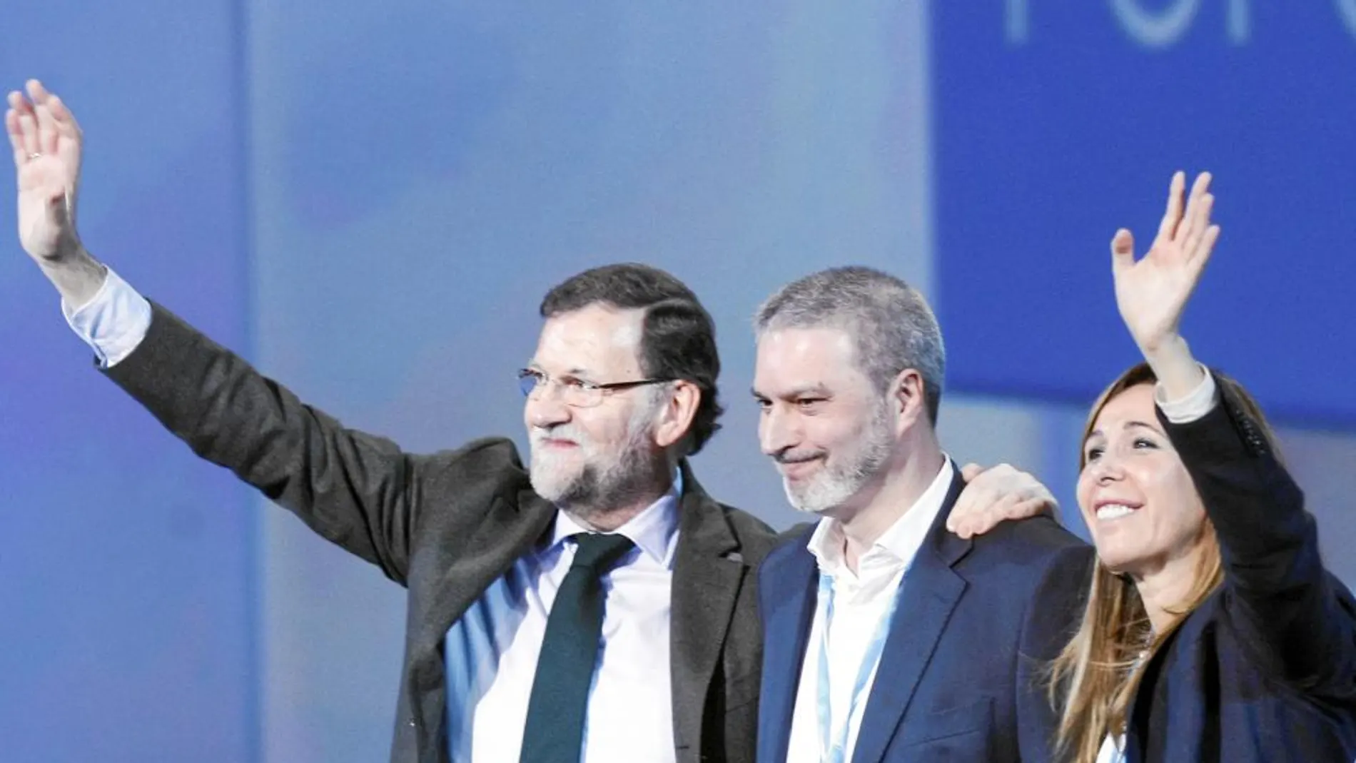 El líder de Sociedad Civil, Josep Ramón Bosch, entre Mariano Rajoy y Alicia Sánchez Camacho