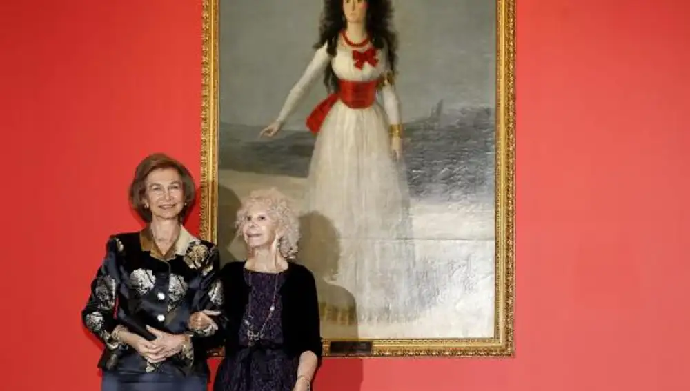 Fotografía de archivo, tomada el 18/12/2012, de la Duquesa de Alba, Cayetana Fitz-James Stuart y Silva,d, acompañada de la reina Sofía.