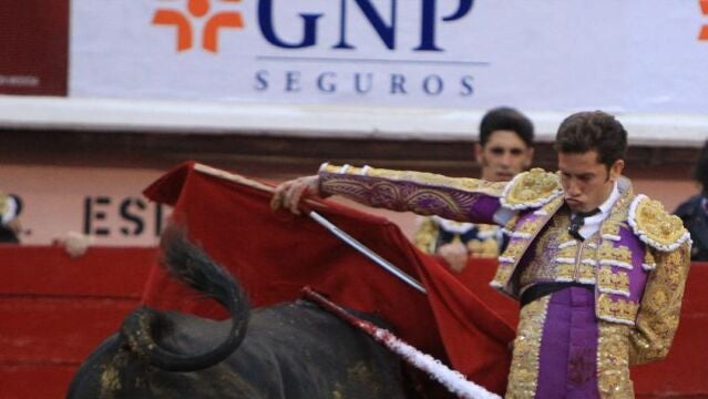 Arturo Saldivar ante su primer toro de la sexta corrida de la Feria de San Marcos de Aguascalientes