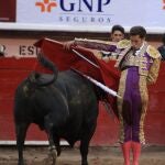 Arturo Saldivar ante su primer toro de la sexta corrida de la Feria de San Marcos de Aguascalientes