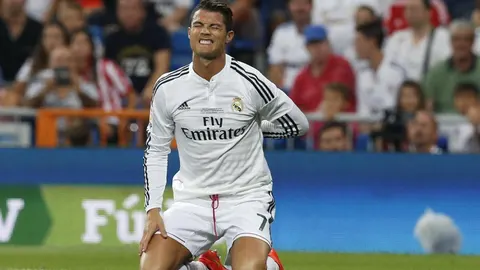 El delantero portugués del Real Madrid Cristiano Ronaldo durante el partido de ida de la Supercopa de España que su equipo disputa ante el Atlético de Madrid esta noche en el estadio Santiago Bernabéu.