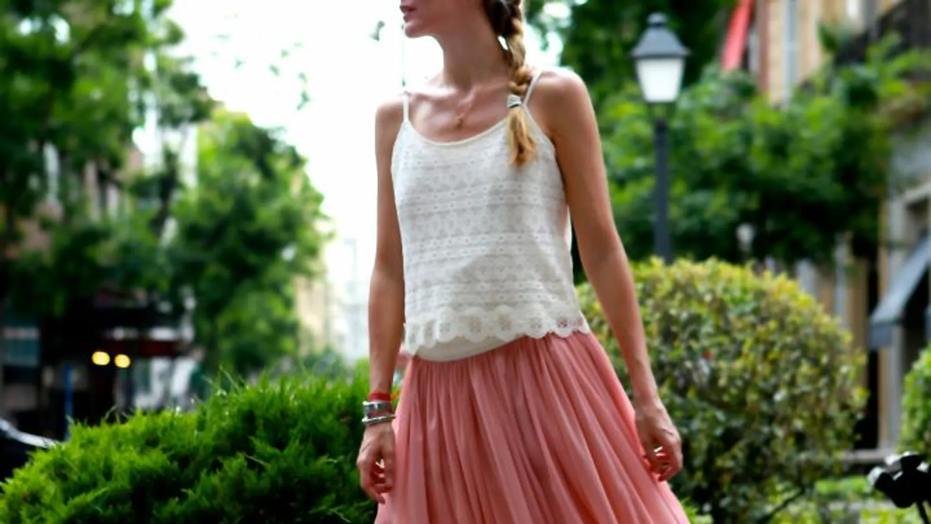 Vega luce una falda de aire romántico en rosa pálido de la firma española Poète
