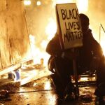 Imagen de los disturbios en Ferguson (Misuri) después de que fuera absuelto un policía de la muerte de un ciudadano negro.