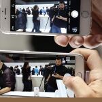 Un visitante compara la resolución de un Samsung Galaxy 6 y un Iphone (arriba) en el stand de Samsung en el Congreso Mundial de Móviles (MWC)