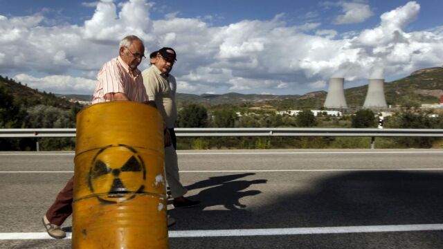 En España se han vivido polémicas similares, como las protestas de la imagen contra el cementerio nuclear de Zarra
