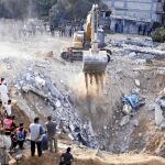 Una excavadora busca supervivientes en un edificio bombardeado por Israel en la localidad de Yan Yunis, al sur de Gaza