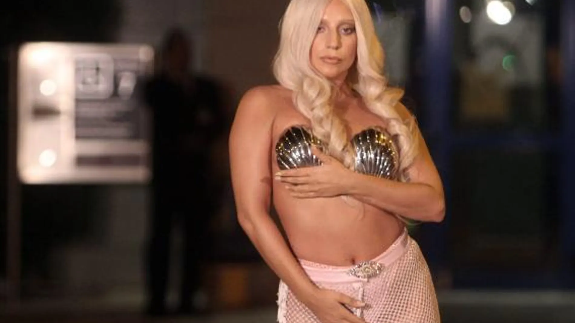La cantante estadounidense Lady Gaga posa a su llegada al aeropuerto internacional de Atenas.