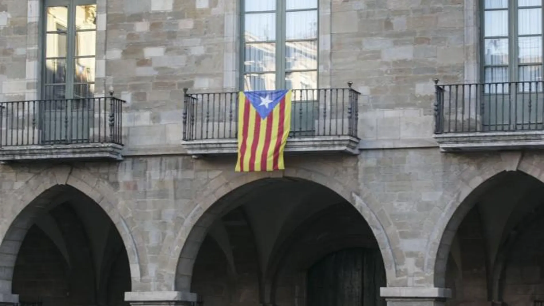 Una estelada ondea en la fachada principal del Ayuntamiento de Manresa, gobernado por CiU