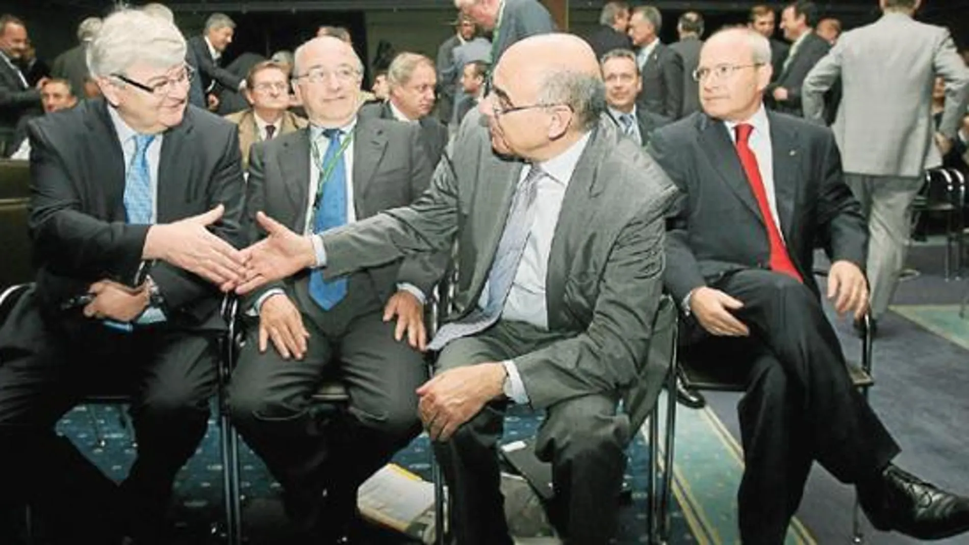 El ex ministro alemán de Exteriores Joschka Fisher saludó ayer al presidente del Círculo, Salvador Alemany, en presencia de Almunia y Montilla