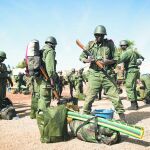 Soldados malienses, en el aeropuerto de la ciudad de Gao, liberada el sábado