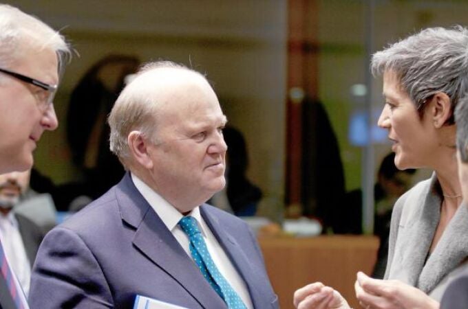 Oli Rehn y Michael Noolan (izq.) charlan con los ministros de Economía de Dinamarca y Portugal