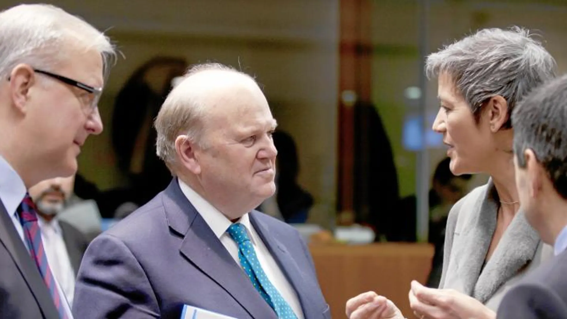 Oli Rehn y Michael Noolan (izq.) charlan con los ministros de Economía de Dinamarca y Portugal