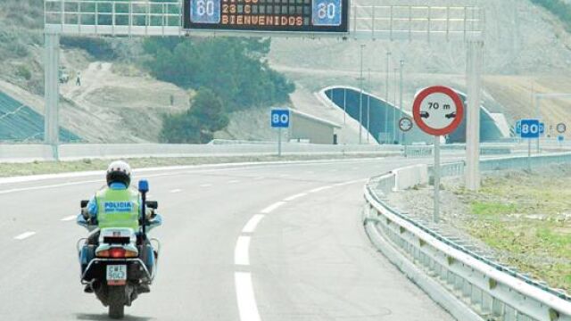 Tráfico da marcha atrás a las multas en velocidad variable