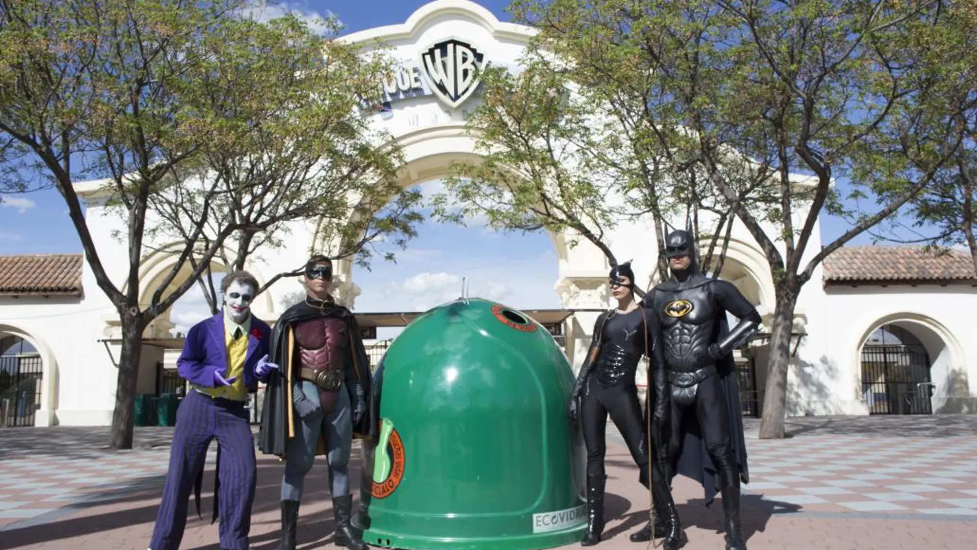 Batman, Superman y Catwoman retan a los madrileños a mejorar el reciclado