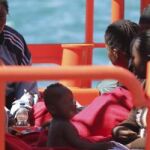 Varias mujeres y uno de los bebés de los 38 inmigrantes subsaharianos rescatados de una patera al sur de Motril