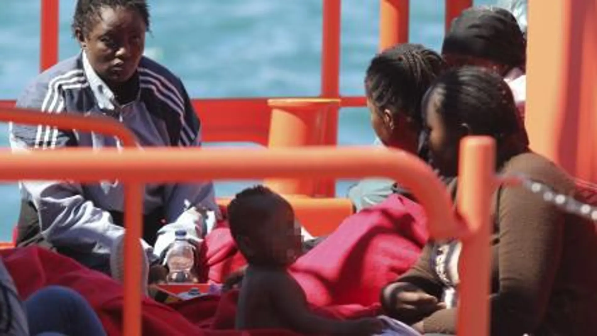 Varias mujeres y uno de los bebés de los 38 inmigrantes subsaharianos rescatados de una patera al sur de Motril