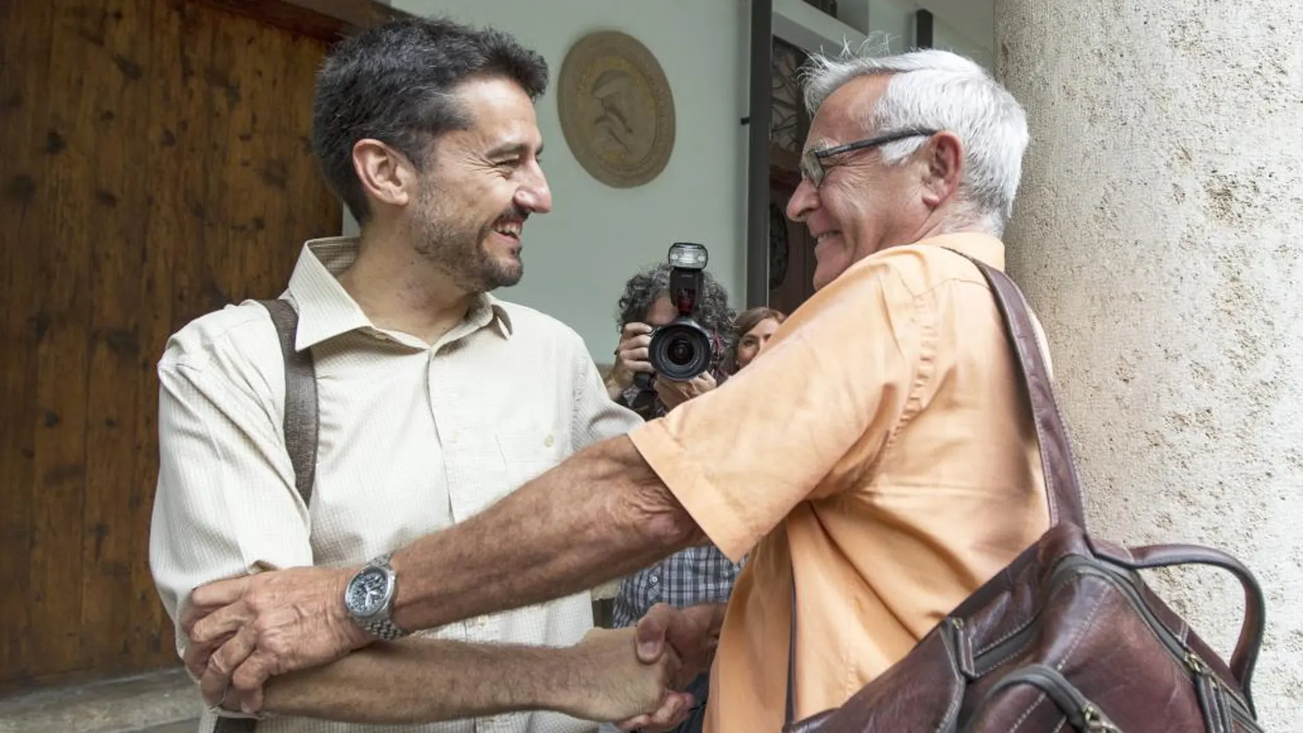 El candidato de Compromís a la Alcadía de Valencia, Joan Ribo (izqda), y el de València en Comú, Jordi Peris