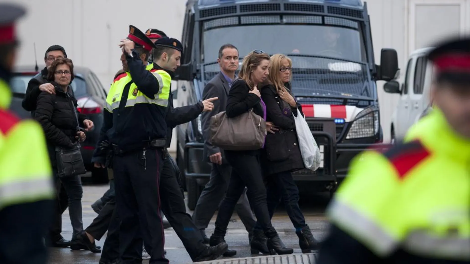 Imagen de la llegada de varios familiares de las víctimas al aeropuerto de El Prat