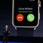 Tim Cook explica las características del Apple Watch durante su presentación hoy lunes en San Francisco.