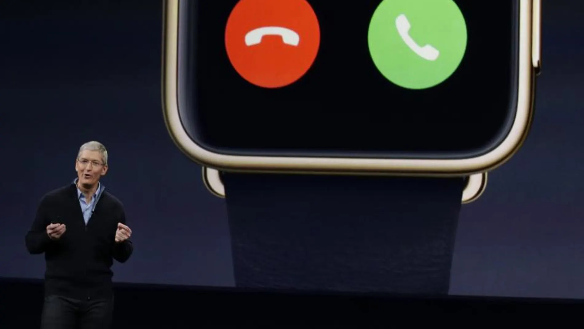 Tim Cook explica las características del Apple Watch durante su presentación hoy lunes en San Francisco.